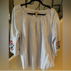 NWOT Como Vintage Women’s Floral Embroidered Top!